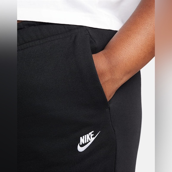 Nike Sportswear Club Fleece Women's Mid-Rise Wide-Leg Sweatpants (Plus Size) - Picture 3 of 4